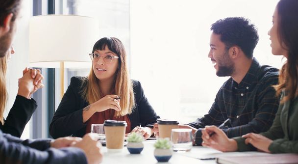 Discutindo seu plano mestre. um grupo de empresários que têm uma reunião em uma sala de reuniões - Foto, Imagem