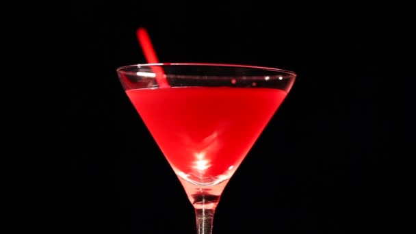 Vampier cocktail. Wijnglas in linker rotatie - Video
