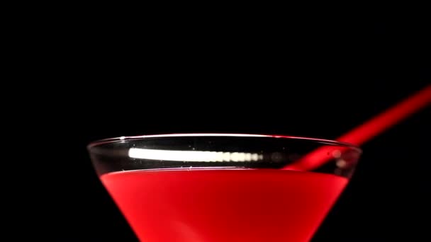 Vampier cocktail. Wijnglas in rotatie close-up - Video