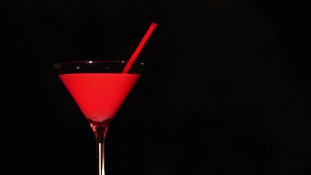 Pohár vörösbor italt vetésforgóban. Bal oldalon - Felvétel, videó