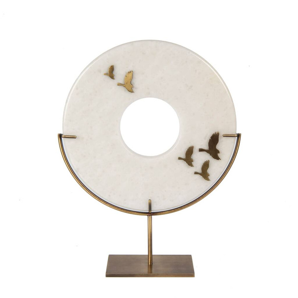 Un accesorio de lujo de escultura de mármol aislado sobre un fondo blanco - Foto, Imagen