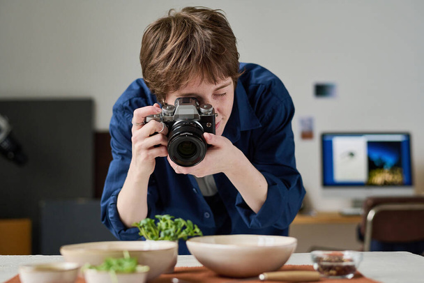 Žena fotograf pomocí digitálního fotoaparátu fotit jídlo během své práce ve studiu - Fotografie, Obrázek