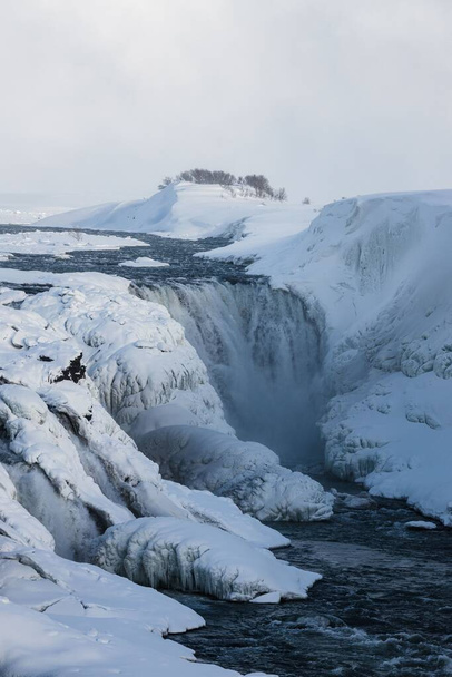 Ein malerischer Blick auf die Gullfoss Falls im Winter in Island - Foto, Bild