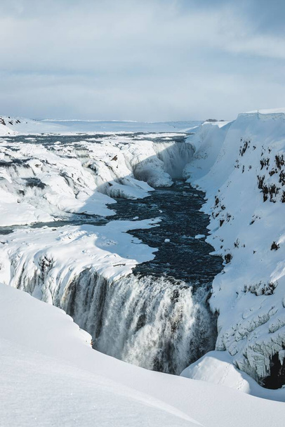 Ein malerischer Blick auf die Gullfoss Falls im Winter in Island - Foto, Bild