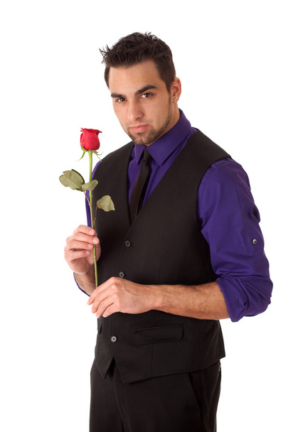 dobře oblečený mladý muž s jedinou rudou růži. - Fotografie, Obrázek