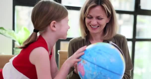 Földrajz tanár megmutatja a világ gyermekországainak a leckét az iskolában 4K film lassított felvétel. Az óvodai oktatás koncepciója - Felvétel, videó