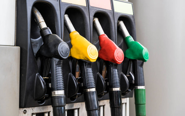 Huoltoasema. Bensiiniä ja dieselpolttoainetta bensa-asemalla. Öljyteollisuus ja kuljetuskustannukset. Laadukas kuva - Valokuva, kuva