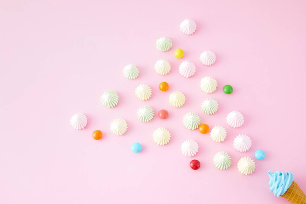 A Top view of swirled marshmallows, skittles and ice cream cones isolated on a pink background - Foto, Imagem
