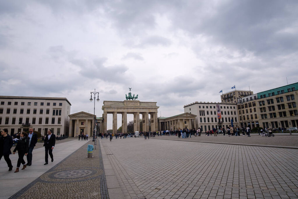 Berlim, Alemanha - 18 de abril de 2023: Vista panorâmica do Portão de Brandemburgo ou Brandenburger Tor e da praça Pariser Platz em Berlim Alemanha - Foto, Imagem