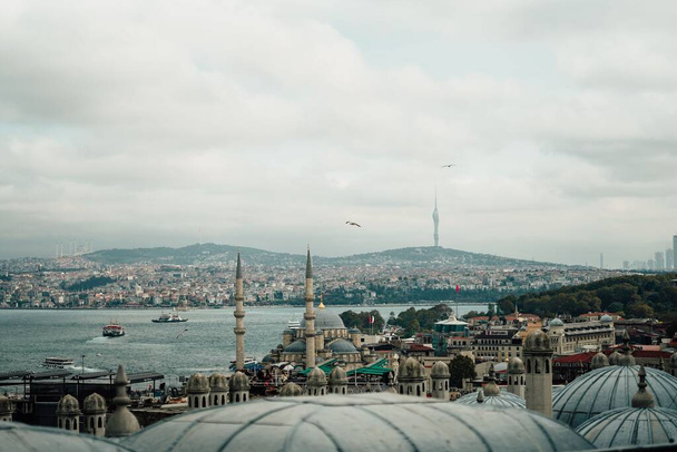 Above the Spice Bazaar, also known as the Egyptian Market, a view on Istanbul - Foto, immagini