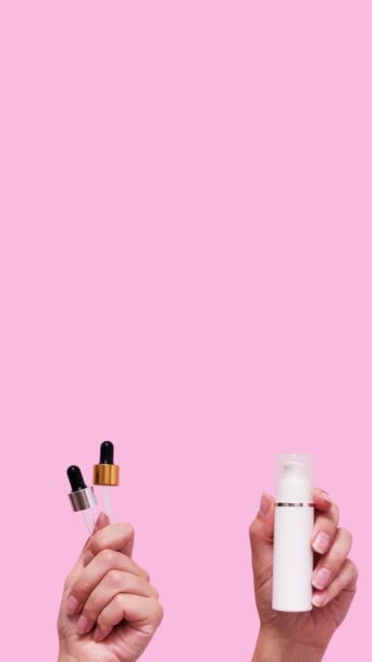 Mão feminina em movimento com garrafas de cosméticos, pipetas e recipientes. Imagens de alta qualidade - Filmagem, Vídeo