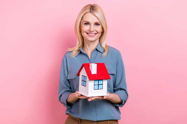Photo of elderly businesswoman agent hold apartment new house advertisement promo new owner relocation realtor isolated on pink color background. - Фото, зображення