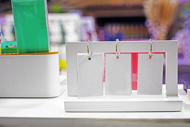 flip desk calendario maqueta con rayas de papel en blanco. mocap - Foto, Imagen