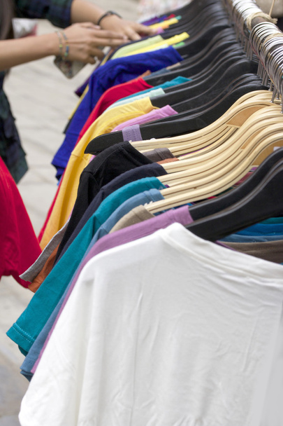 Boutique chemises tissu coloré accroché sur un rack
. - Photo, image