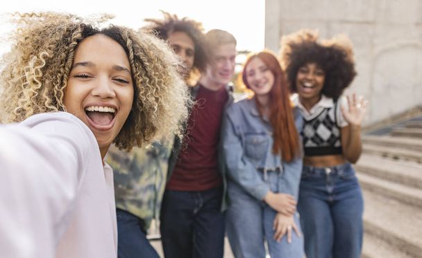 Groupe d'adolescents multiraciaux amis de collège s'amuser en plein air. Les gens heureux prennent selfie. - se concentrer sur les femmes hispaniques - - Photo, image
