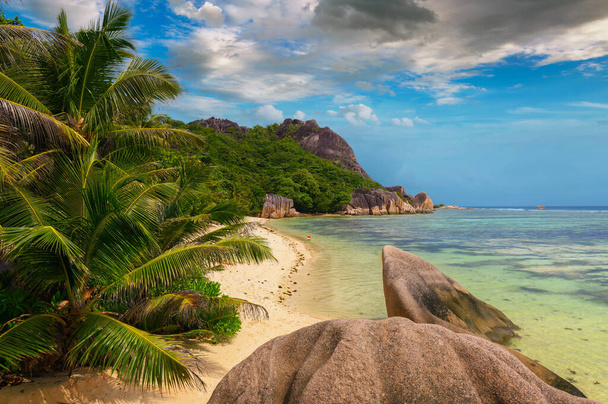 Anse Source Dargent ranta La Digue Island, Seychellit, jossa turkoosi vesi Intian valtameren ja hämmästyttävä graniitti rock kokoonpanoissa. - Valokuva, kuva