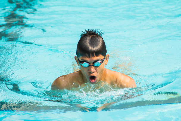 schoolslag zwemmen. - Foto, afbeelding