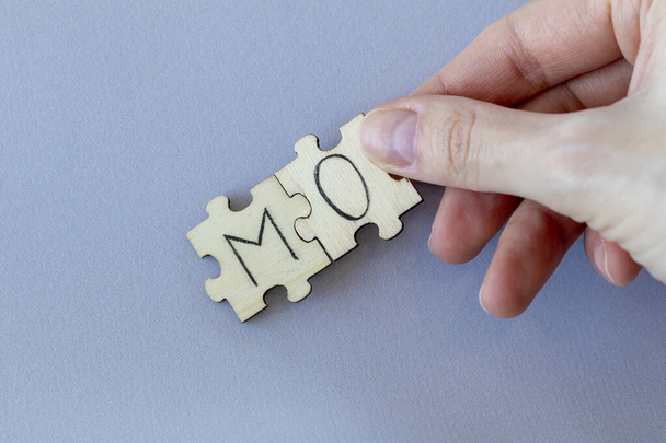 El acrónimo MO, que significa Modus Operandi. Las cartas escritas en los puzzles - Foto, Imagen