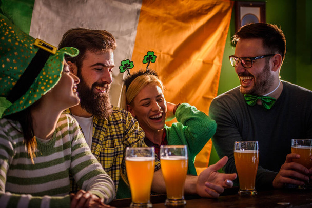 Freundeskreis feiert St. Patrick 's Day in Bierstube - Foto, Bild