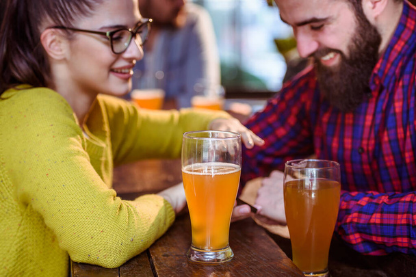 pareja joven enamorada en el bar  - Foto, imagen