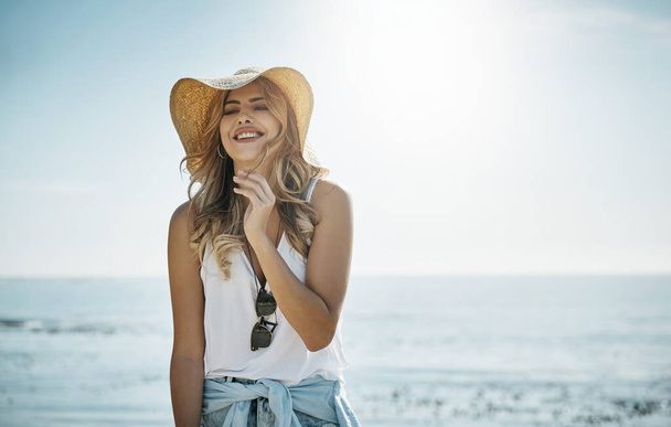 Hogy a nyár minden pillanata megérje. egy vonzó fiatal nő élvezi a napot a tengerparton - Fotó, kép