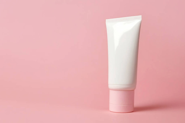 Mock-up of a white plastic bottle for branding medicines or cosmetic skin care products on a pink background. Side view, space for text. - Foto, Imagem
