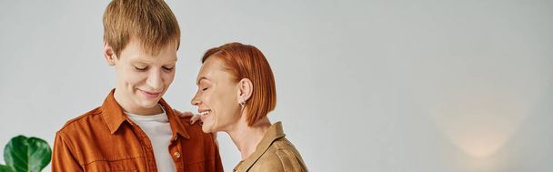 happy woman smiling near redhead son at home, banner - Foto, Imagem