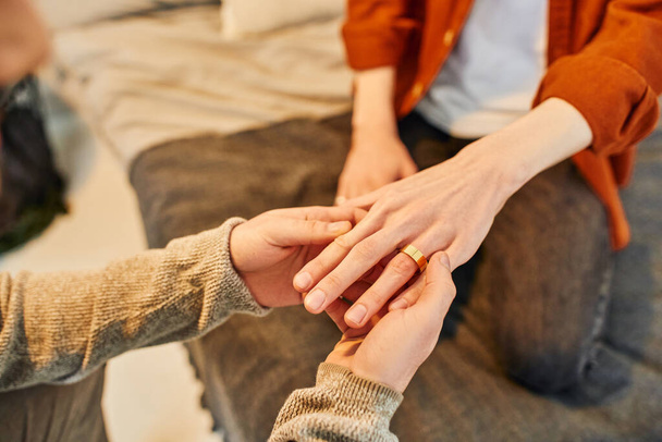 kivágott kilátás férfi visel jegygyűrűt meleg partner, miközben a házassági ajánlat otthon - Fotó, kép