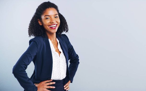 Успех требует уверенности. Студийный снимок уверенной молодой предпринимательницы, позирующей на сером фоне - Фото, изображение