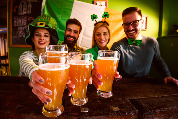 Groupe d'amis Célébration de la Saint-Patrick au pub de la bière - Photo, image