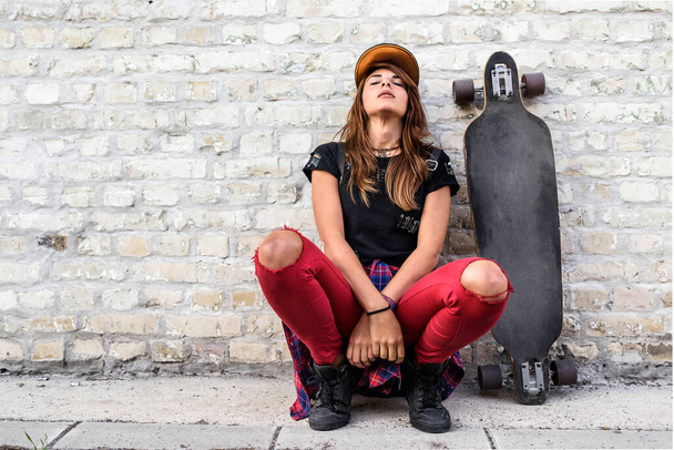 Portrét roztomilé městské dívky s longboardem venku - Fotografie, Obrázek