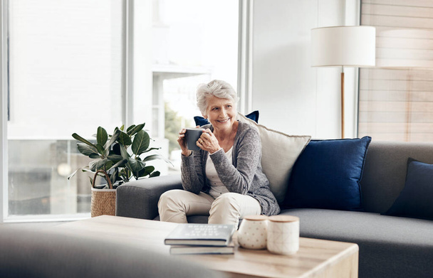 Кофе не поправишь. пожилая женщина, наслаждающаяся чашкой кофе, расслабляясь дома - Фото, изображение