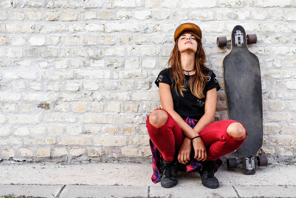 Portrét roztomilé městské dívky s longboardem venku - Fotografie, Obrázek