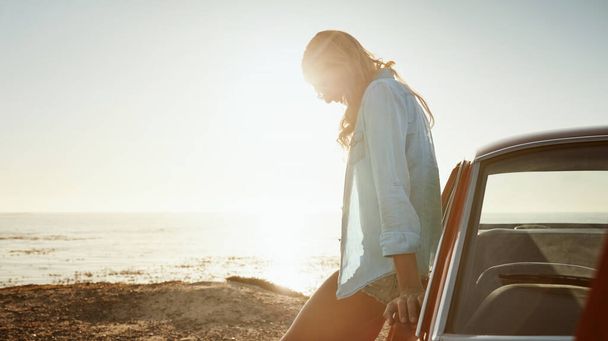 Life is brighter when youre traveling. a beautiful young woman going on a road trip to the beach - Foto, Imagem