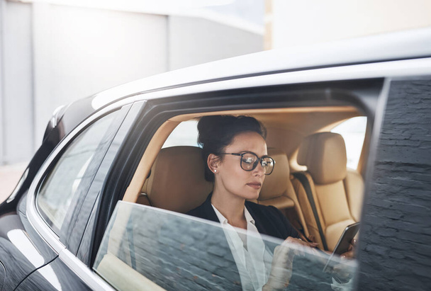 Těším se na rušný den. sebevědomá mladá podnikatelka sedící v autě jako pasažér, když si cestou do práce píše do telefonu - Fotografie, Obrázek