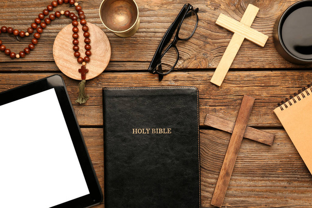 祈りのビーズ、タブレットコンピュータ、眼鏡と木製の背景に十字を持つ聖書 - 写真・画像