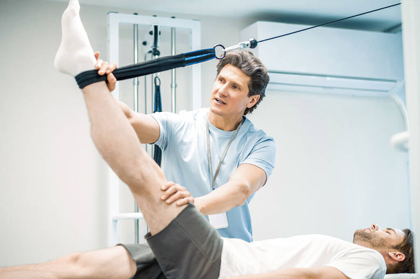 Limb hyperextension. Physal therapist working with patients limb hyperextension - Foto, immagini