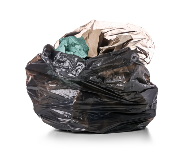Worek na śmieci z różnymi odpadami izolowany na białym tle - Zdjęcie, obraz