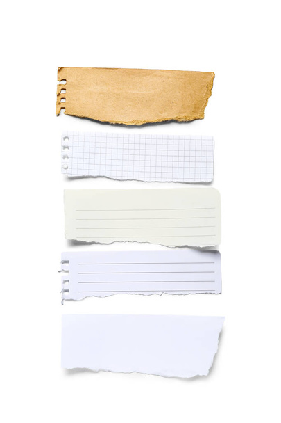 Разорванные кусочки бумаги на белом фоне - Фото, изображение