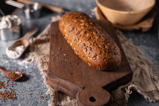 Delicious wholegrain bread with seeds and organic flour - Foto, immagini