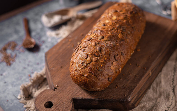 Delicious wholegrain bread with seeds and organic flour - Foto, imagen