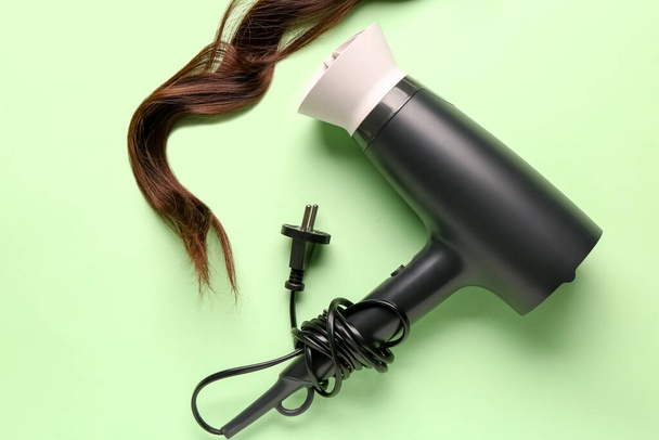 Barna haj szárítóval zöld háttér - Fotó, kép