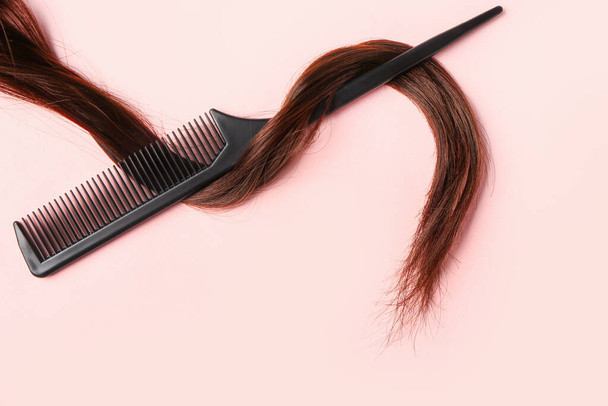 Hnědé vlasy se štětcem na růžovém pozadí - Fotografie, Obrázek