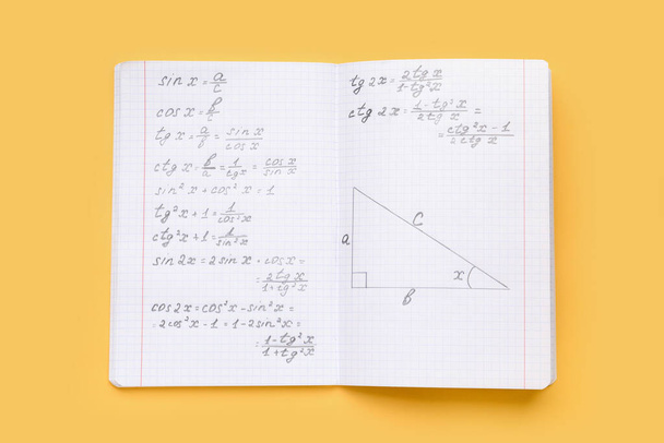 Copybook con formule matematiche su sfondo giallo - Foto, immagini