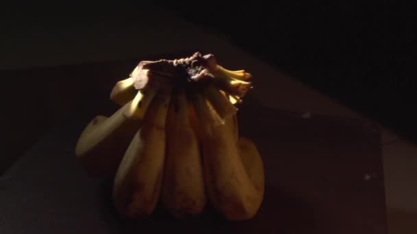 ώριμες κίτρινες μπανάνες στο σκοτάδι - Πλάνα, βίντεο