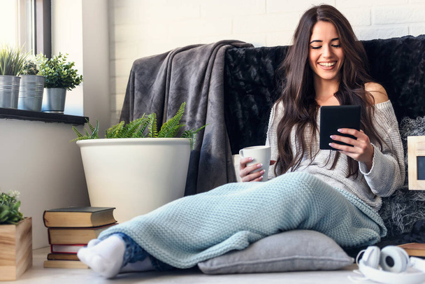 schöne Frau liest zu Hause mit Tablet - Foto, Bild