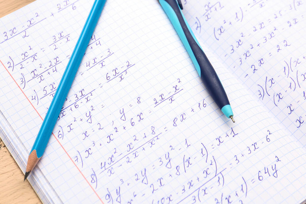 Копирайт с математическими формулами, ручкой и карандашом. - Фото, изображение