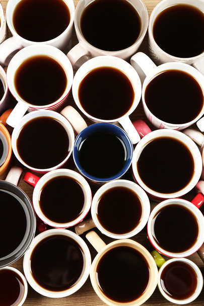 Многие чашки кофе на фоне деревянного стола, крупным планом
 - Фото, изображение