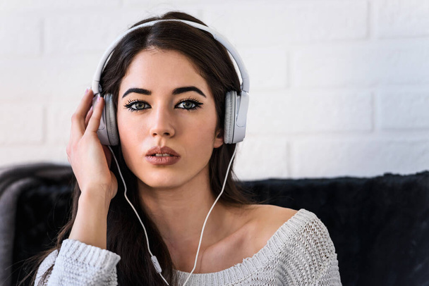 fiatal gyönyörű nő hallgat zenét fülhallgatóval   - Fotó, kép