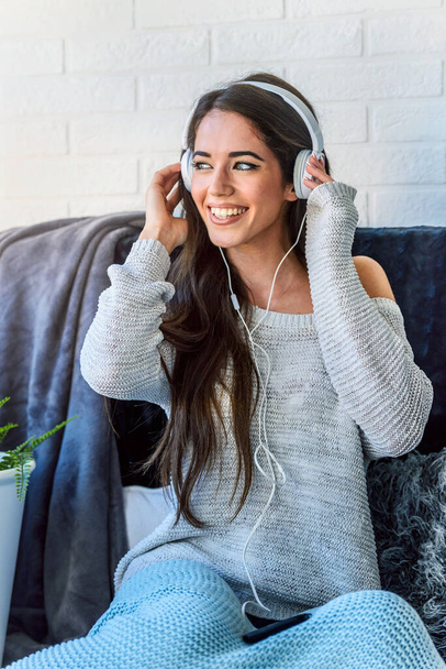 νεαρή όμορφη γυναίκα ακούγοντας μουσική με ακουστικά   - Φωτογραφία, εικόνα